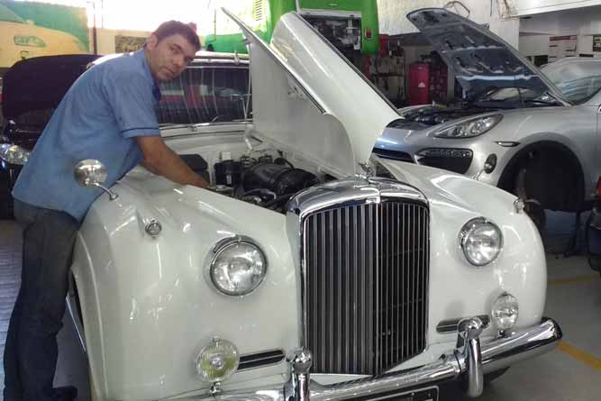 A arte de restaurar carro antigo, revela brasileiro