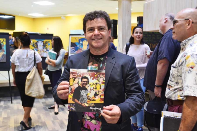 Artista brasileiro faz sucesso em exposição nos Estados Unidos