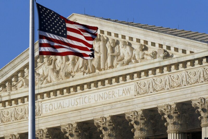 Suprema Corte decide contra imigrantes que entraram ilegalmente nos EUA solicitar green card