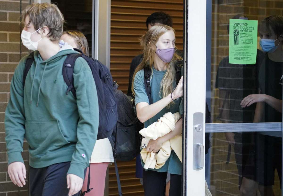 Uso de máscara em escolas da Flórida gera divisões políticas e debate entre educadores