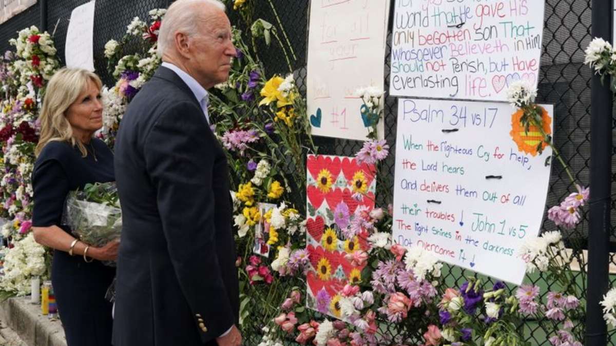 Biden se encontra com sobreviventes e familiares de vítimas de desabamento