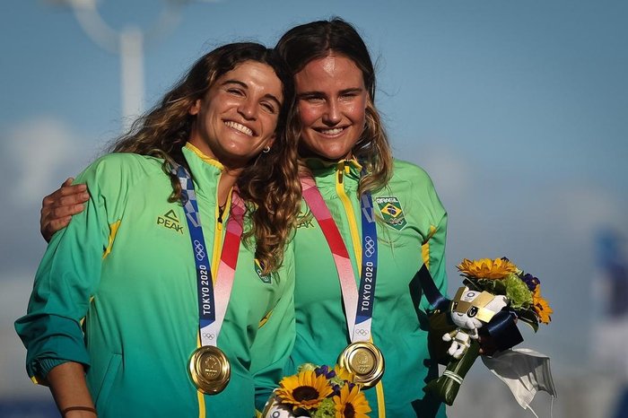 Ouro para o Brasil na vela; Martine Grael e Kahena Kunze celebram em Tóquio