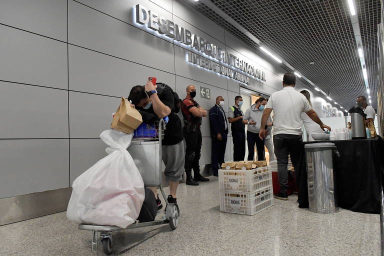 Frustração na volta de brasileiros deportados; voos se intensificam em Belo Horizonte  