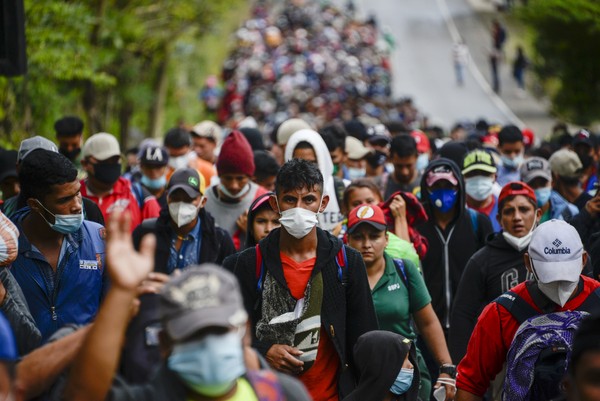 México transfere imigrantes para conter invasão de caravanas com destino aos EUA