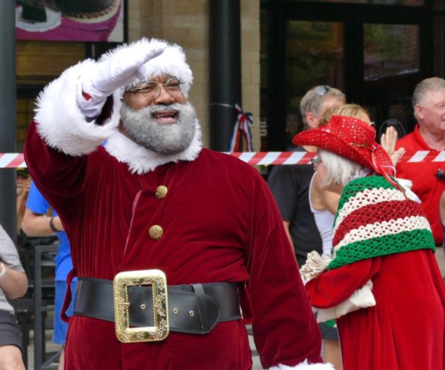 Disney rompe protocolo de 66 anos e inclui Papai Noel negro em suas celebrações