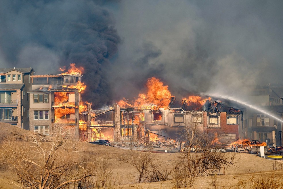 Incêndio florestal no Colorado deixa milhares de pessoas desabrigadas