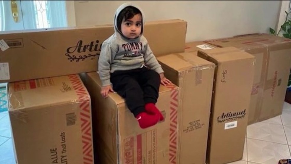 Menino de 2 anos compra móveis em New Jersey com o celular da mãe