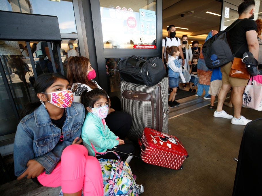 Domingo de caos nos aeroportos dos EUA: voos cancelados por mau tempo e Ômicron