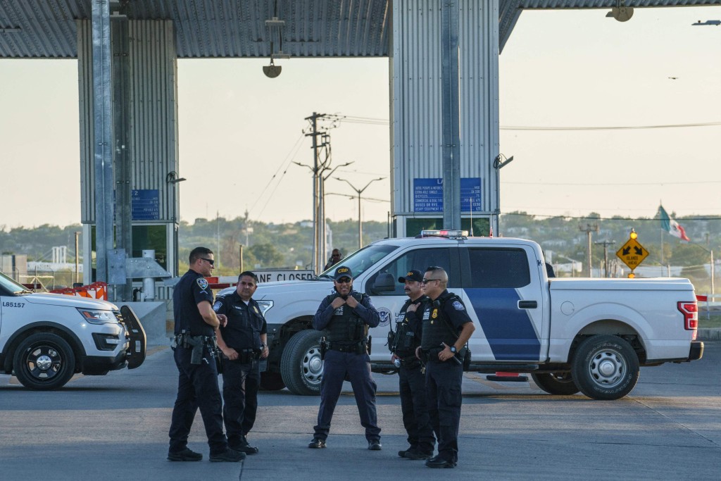 Homem que transportava imigrantes dentro de um caixão é preso no Texas