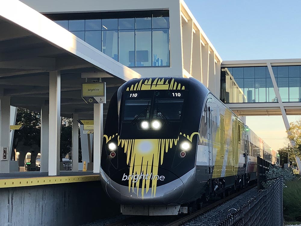Trem Expresso da ‘Brightline’ faz primeira viagem de teste na Flórida Central 