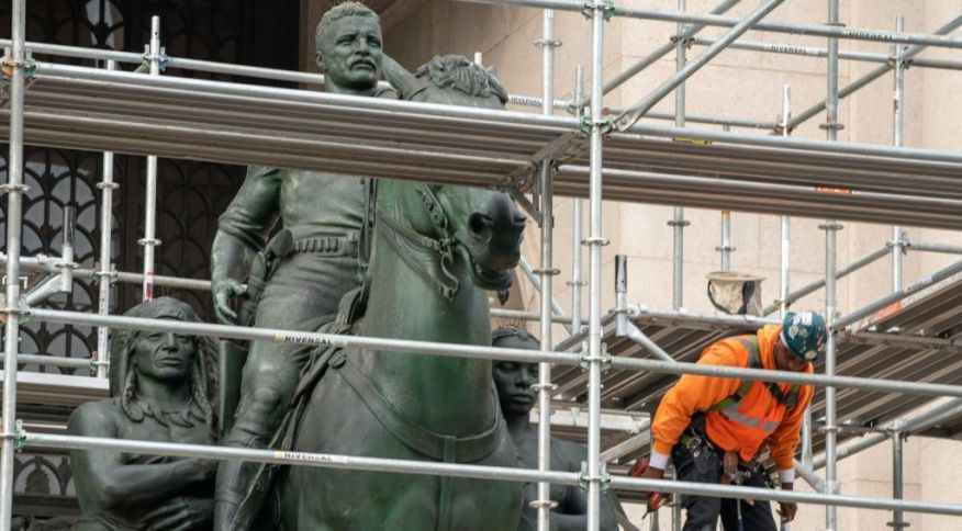 Acusada de símbolo racista, estátua de Roosevelt é retirada após 80 anos