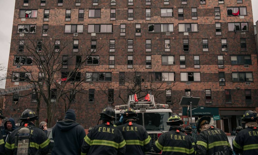 Incêndio em prédio residencial de Nova York deixa 19 mortos e pessoas feridas  
