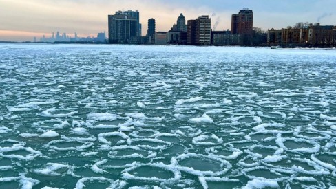Fenômeno ‘panquecas de gelo’ é avistado no lago de Michigan, em Chicago 
