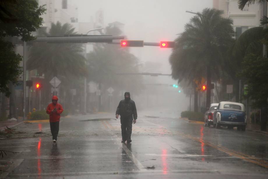 Tornado no sudoeste da Flórida causa estragos e deixa moradores desabrigados