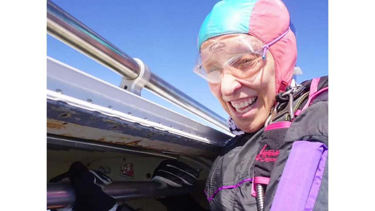 Mulher de 65 anos morre após salto na Flórida: o paraquedas não abriu  