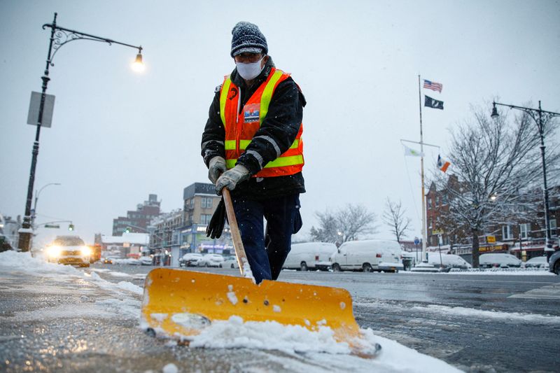 Tempestade de neve suspende voos, fecha rodovias e causa transtornos nos EUA 