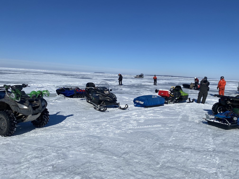 Resgate dramático de 18 pessoas presas sobre pedaço de gelo em lago nos EUA  
