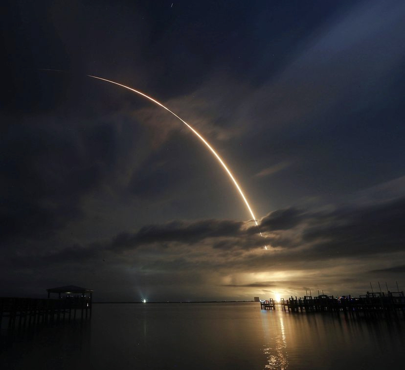 Foguete Space X Falcon 9 realiza o seu 12° lançamento na Flórida.
