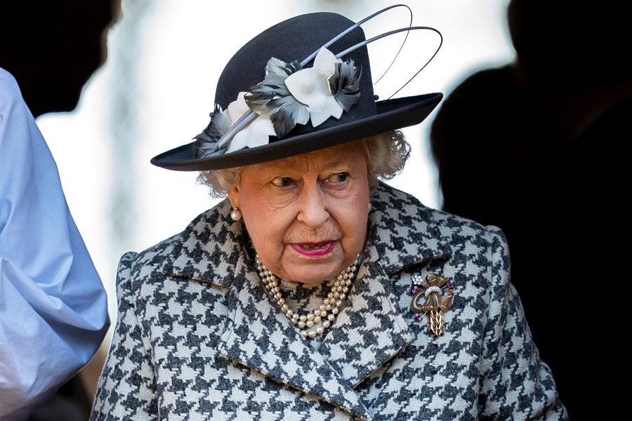 Rainha Elizabeth comemora 96 anos com restrições: dificuldades para caminhar