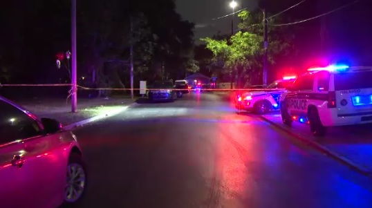 Polícia procura autor de tiros contra duas adolescentes em Orlando; ato gera revolta