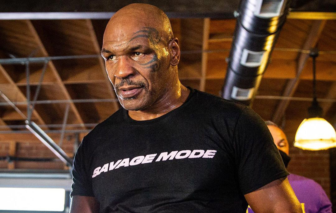 Mike Tyson acusado de bater em passageiro durante voo; xingos e socos