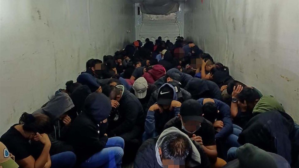 Polícia do México encontra 133 imigrantes em caminhão frigorífico rumo aos EUA