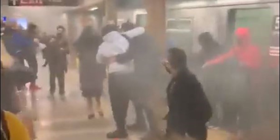 Explosão e tiroteio deixam 16 feridos;  metro de Nova York é alvo do terror