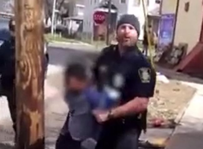 Polícia de Nova York detém menino de 8 anos por furtar salgadinho; vídeo revolta