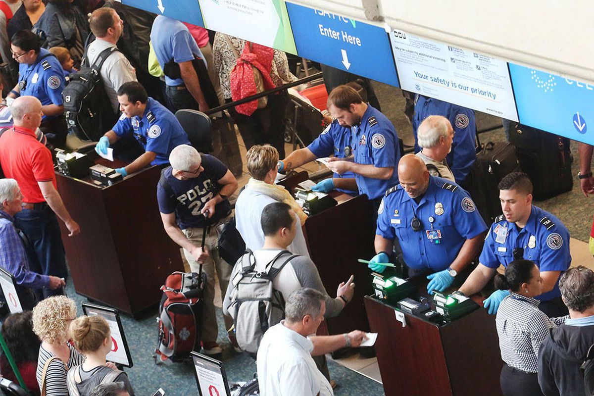 Mais de 300 voos cancelados no ‘Aeroporto de Orlando’; passageiros confinados