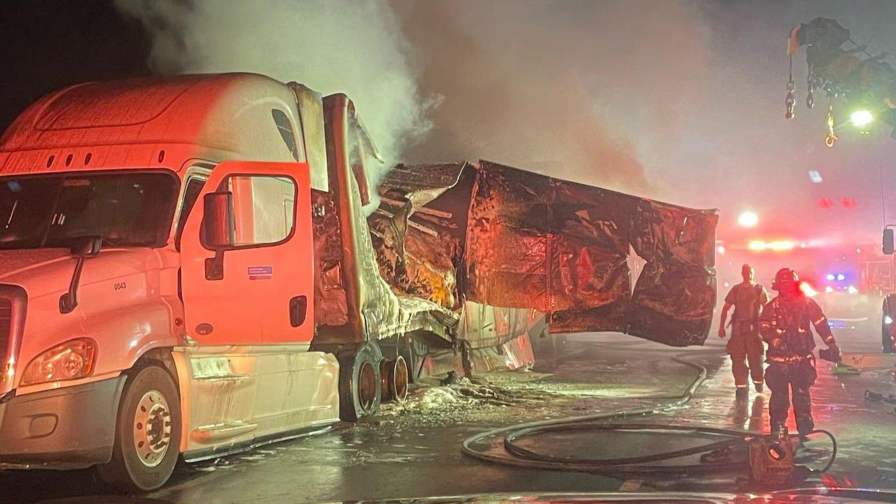 Caminhão carregado com cacau pega fogo em rodovia da Flórida e provoca transtornos