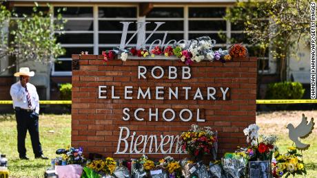 Polícia da escola do Texas admite erro na invasão de sala de aula para conter tiroteio