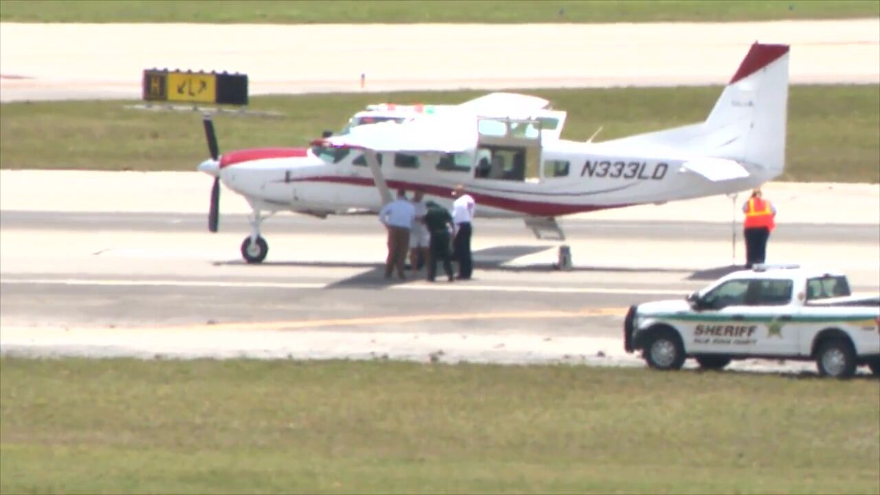 Controlador de tráfego aéreo na Flórida  ajuda passageiro pousar avião após piloto desmaiar