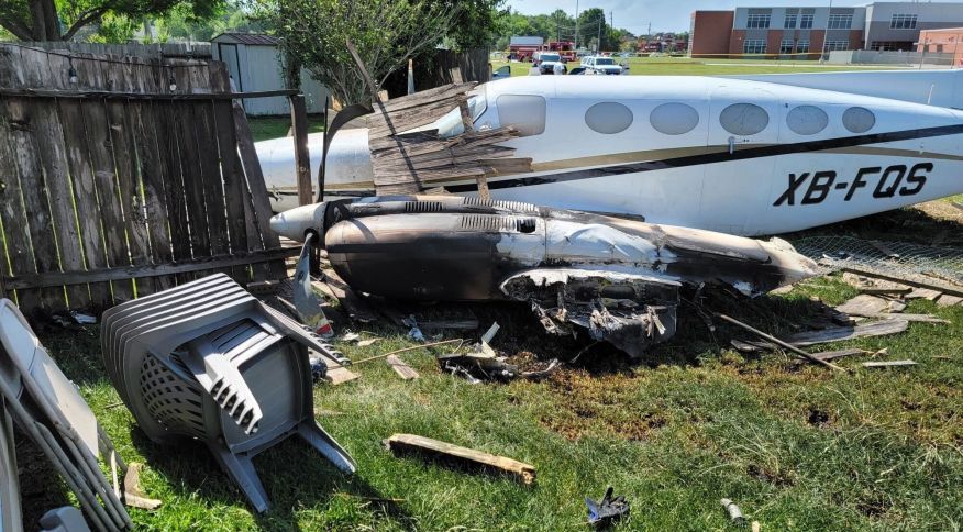 Avião cai em quintal de residência e provoca incêndio; passageiros saem ilesos