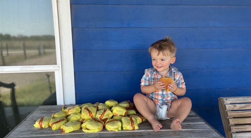 Menino de 2 anos pede 31 cheeseburgers com celular da mãe e surpreende família