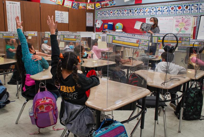 Governador do Texas quer impedir que criança imigrante tenha educação gratuita 