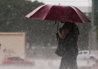 Chuva forte na Flórida Central traz preocupação: previstos raio e inundações 