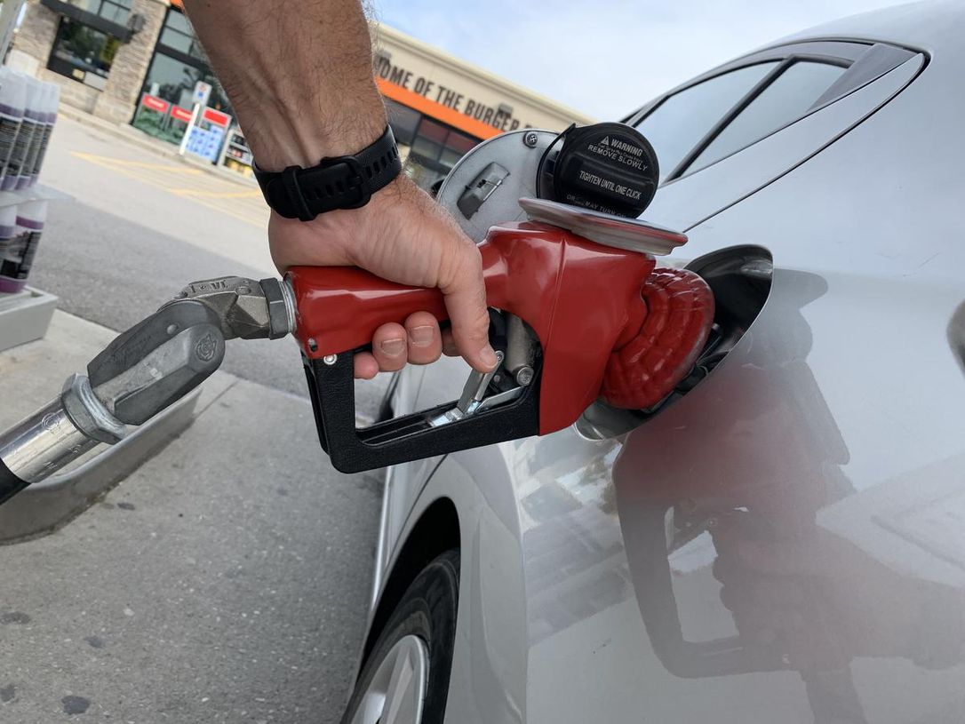 Flórida emite regra de emergência sobre altos preços da gasolina para ajudar consumidor