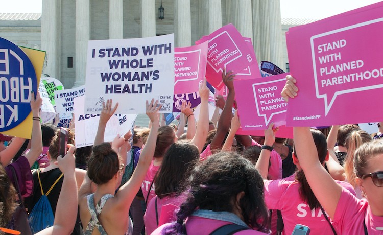Mulheres em Orlando protestam contra ‘Suprema Corte”; defendem direito ao aborto