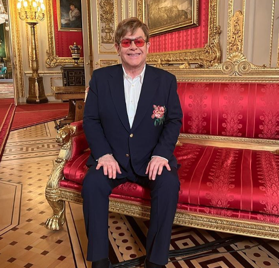 Elton John rebate especulações de saúde após clique em cadeira de rodas