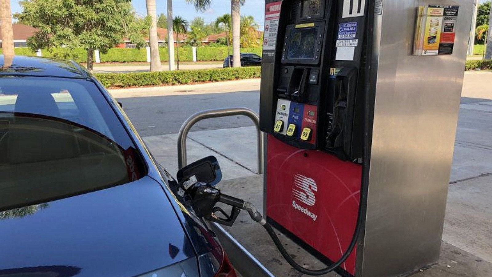 Preço da gasolina dispara na Flórida e pode chegar a US $ 5 por galão neste verão