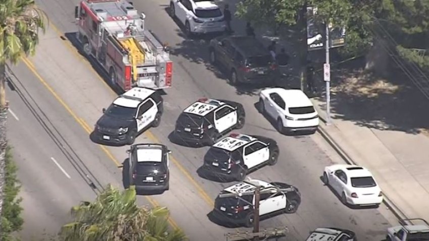 Estudante é baleado na perna em frente à escola em Los Angeles; atirador foge em carro