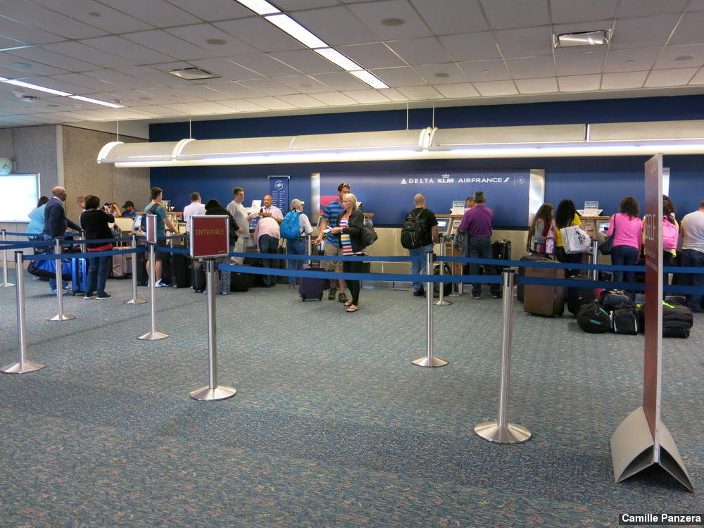 Mulher que causou confusão no Aeroporto de Orlando é presa novamente, diz tribunal