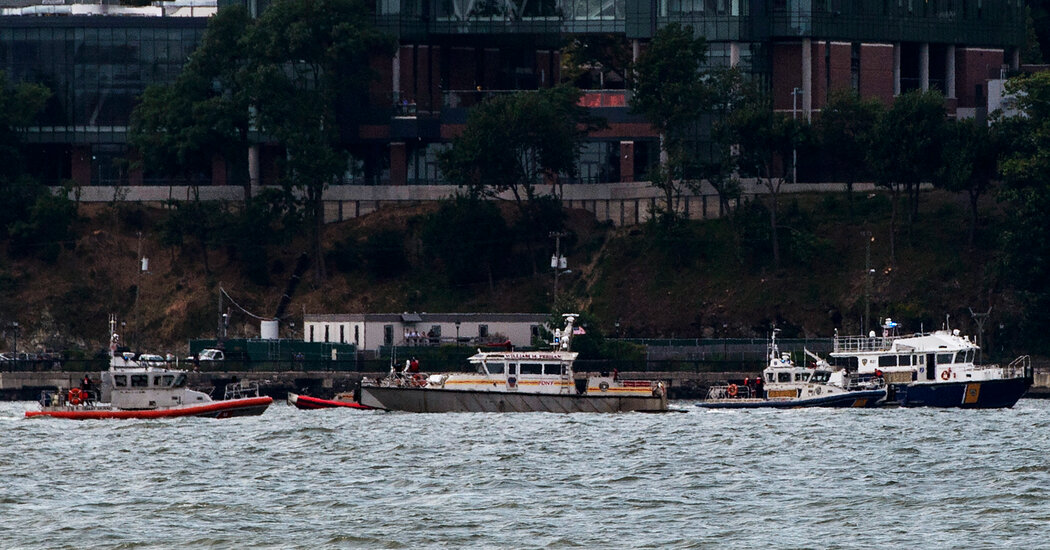 Barco vira no rio Hudson em Nova York; menino de 7 anos entre os mortos