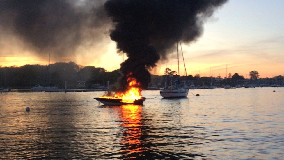 Barco explode e família é atirada ao mar em Nova York; menina de 5 anos à bordo