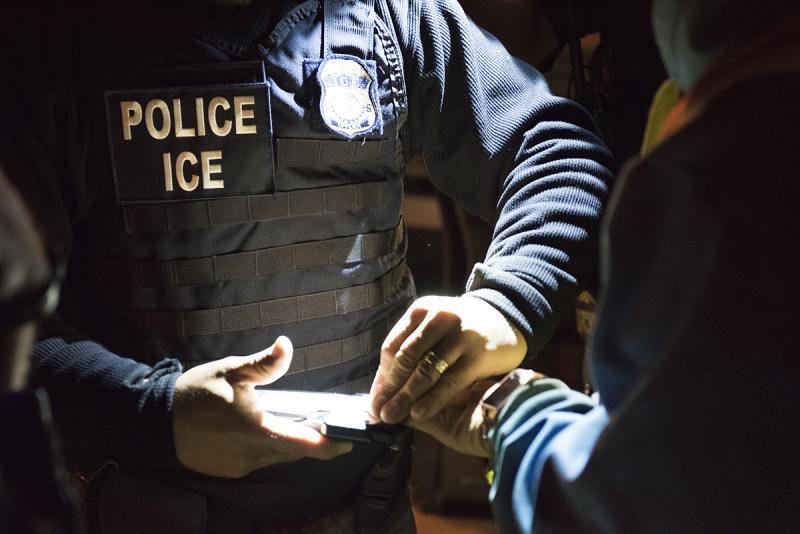 ICE desenvolve cartão de identificação para imigrantes indocumentados no país