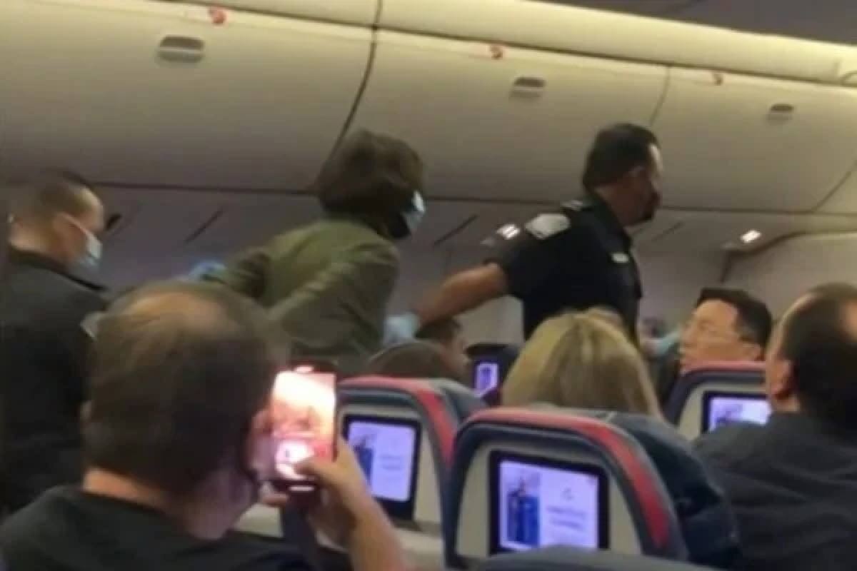 Brasileiro provoca confusão no voo a Nova York ao agredir comissária de bordo