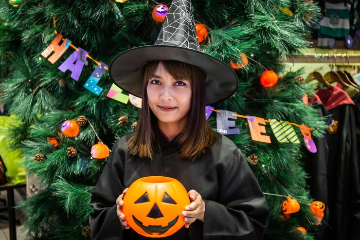 Travessuras de ‘Halloween’ chegam ao ‘Magic Kingdom’; visitantes celebram  
