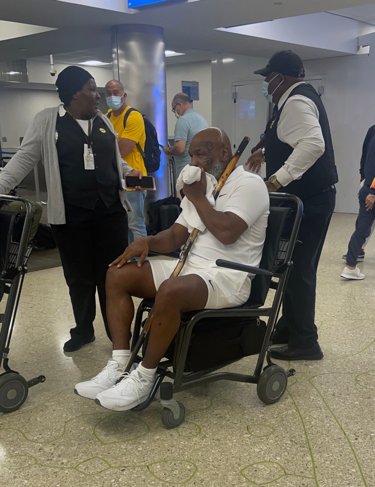 Tyson surpreende ao ser levado de cadeira de rodas pelo ‘Aeroporto de Miami’