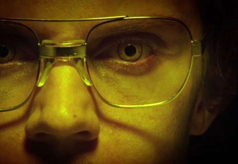 Minissérie do serial killer Jeffrey Dahmer é assustadora; você torna-se cúmplice