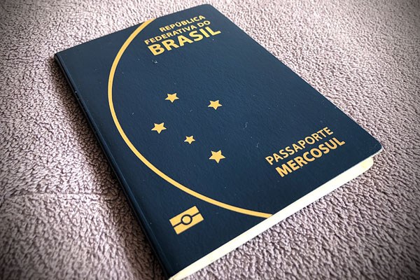 Polícia Federal suspende emissão de passaportes no Brasil; falta de recursos